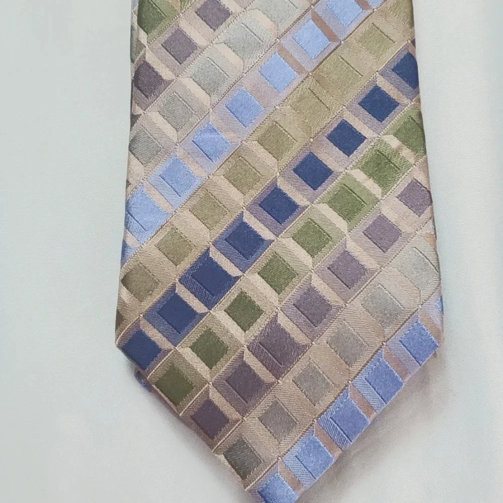 Like New (2)Kenneth Cole Reaction Mens 100% Silk Ties. Beautiful Colors!
